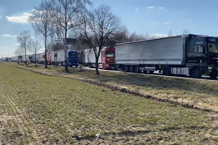 28 кілометрів фур. Активісти заблокували рух товарів з Європи до РФ та Білорусі (відео)