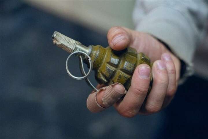 Російські окупанти кинули гранату в мирних жителів Тростянця 