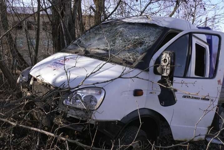 В Чернигове снаряд рашистов попал в машину, развозившую людям воду (фото)