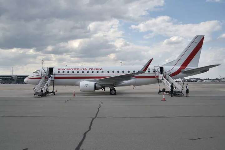 Літак президента Польщі здійснив аварійну посадку. Прямував на зустріч із Байденом