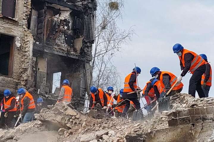 У Бородянці сотні рятувальників розбирають завали та дістають тіла (фото)