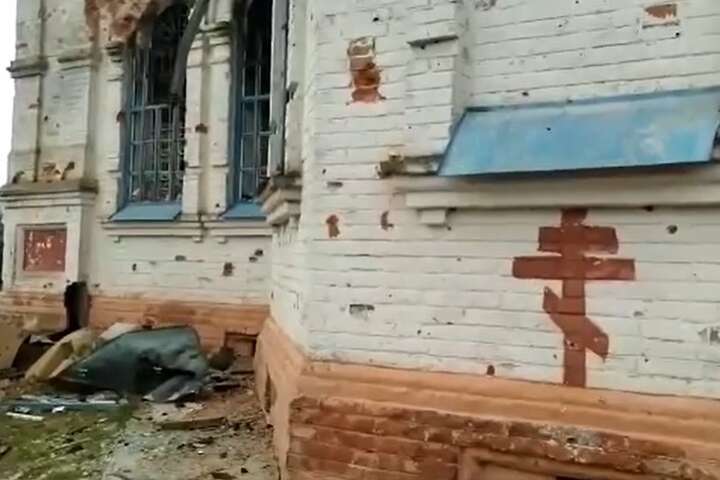 Окупанти влаштували штаб у старовинній церкві на Чернігівщині: залишили після себе сміття та трупи (відео)
