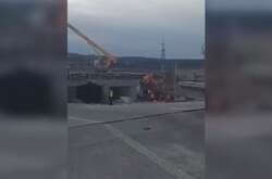 Під Києвом будівельники відновлюють рух на Житомирській трасі (відео)