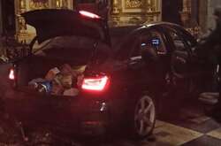 Тернопіль: автівка влетіла в храм та розтрощила плащаницю (фото, відео)