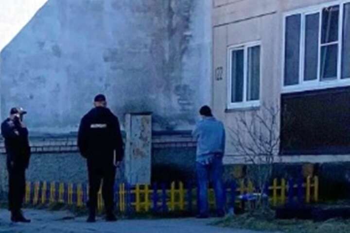 До мешканки російського міста прийшла поліція через жовто-синій паркан (фото)