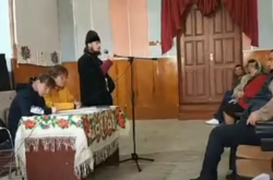 Віряни повстали проти московської церкви. Батюшка злякався простого питання і втік (відео)