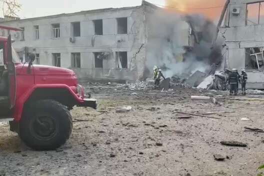 Ракетний удар по Одесі: рятувальники ліквідовують наслідки