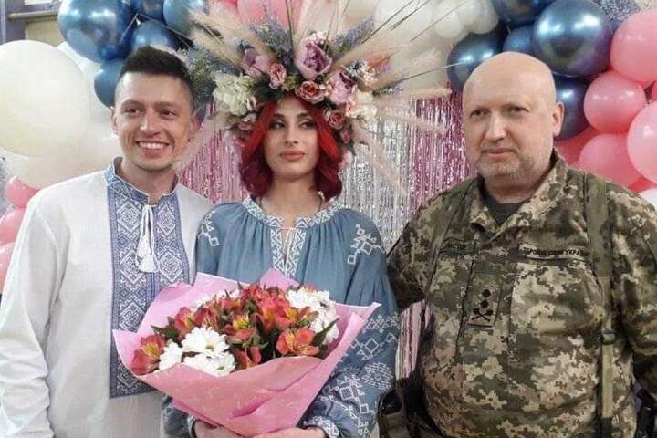 Весілля на війні: Турчинов показав незвичну церемонію (фото, відео)