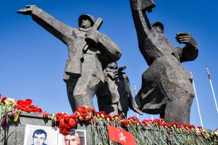 Рига демонтує пам'ятник, де збиралася місцева «вата»: Росія в істериці (відео)