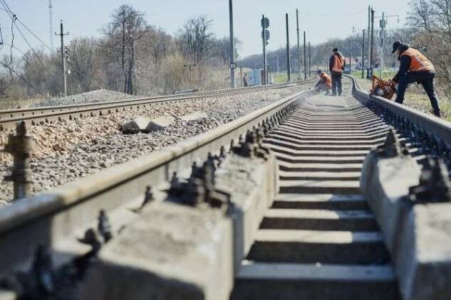 Окупанти вдарили по інфраструктурі Львівської залізниці: затримуються потяги