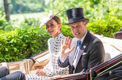 В сети появились редкие фото, как Кейт Миддлтон и принц Уильям флиртуют на публике