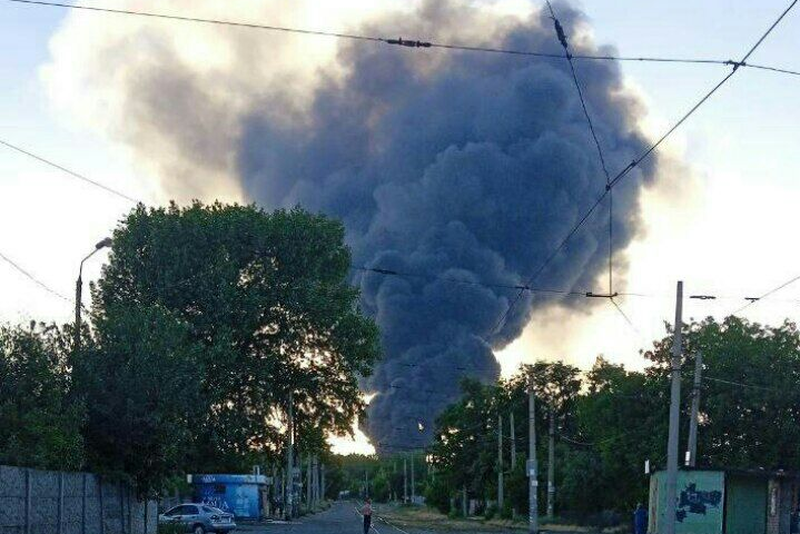 У Донецьку знову горить нафтобаза (відео)