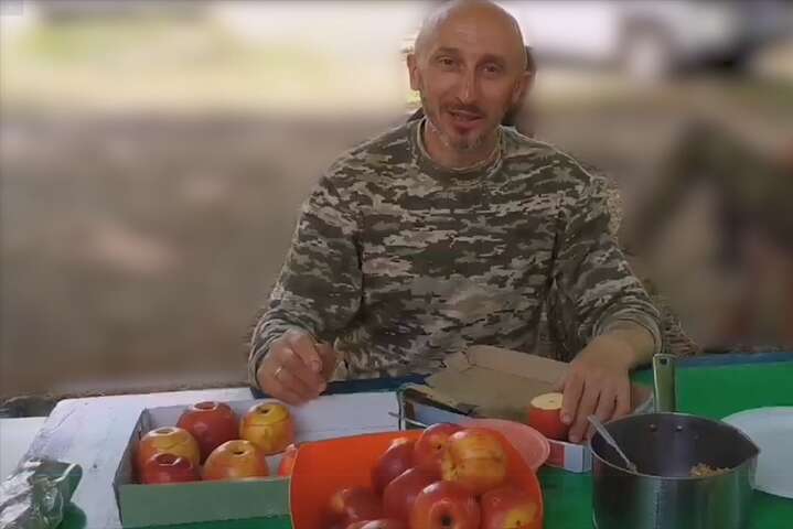 Кулинарный мастер-класс на передовой: пограничники показали, как готовят яблоки (видео)