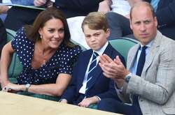 Вслед за младшим братом принц Джордж кривляется из королевской ложи
