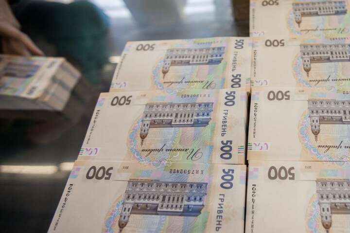 У Києві працівник банку знімав з рахунків пенсіонерів гроші