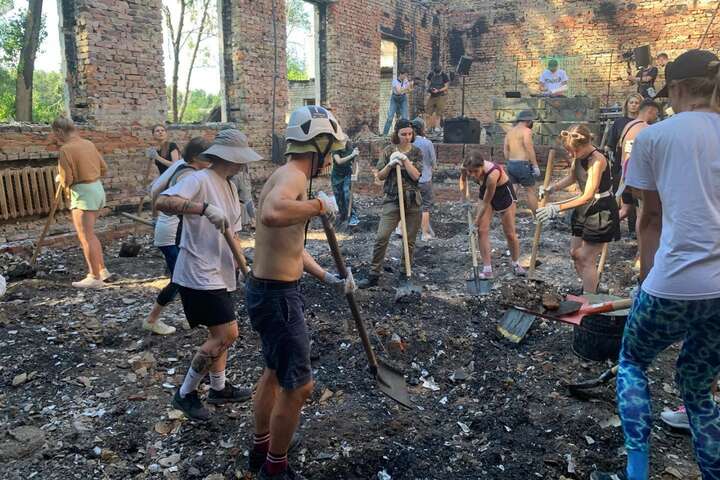 У селищі Ягідне на Чернігівщині волонтери влаштували рейв-прибирання (фото)