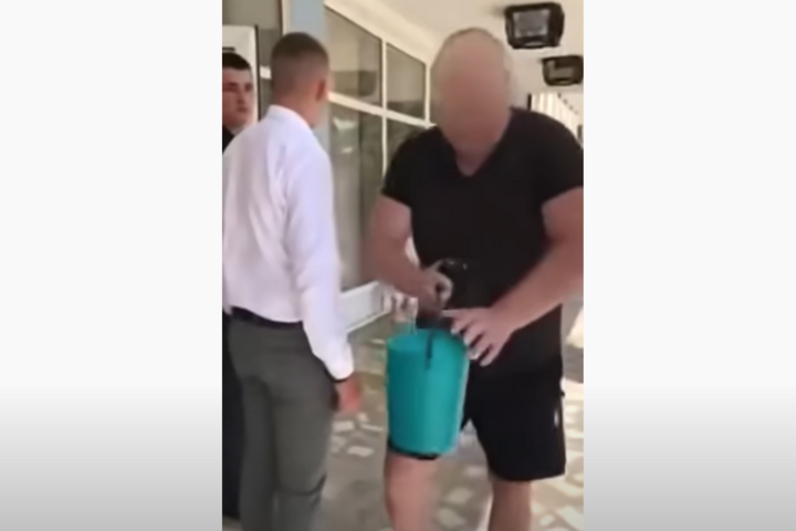Суд покарав батька студента, який вилив відро фекалій на викладачку (відео)