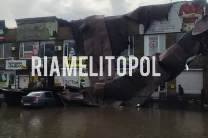 Негода у Мелітополі: вітер зірвав дах будинку, під завалами люди (фото, відео)