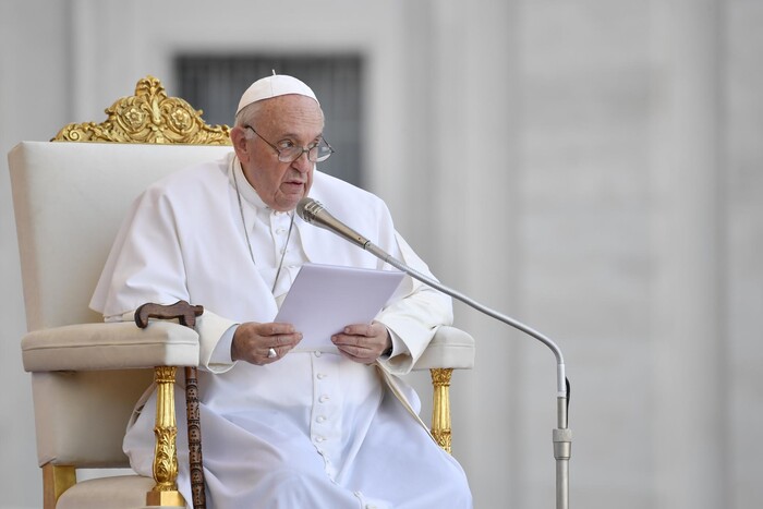 «Дуже хворий» Папа Римський після відмови їхати в Україну зібрався до Казахстану