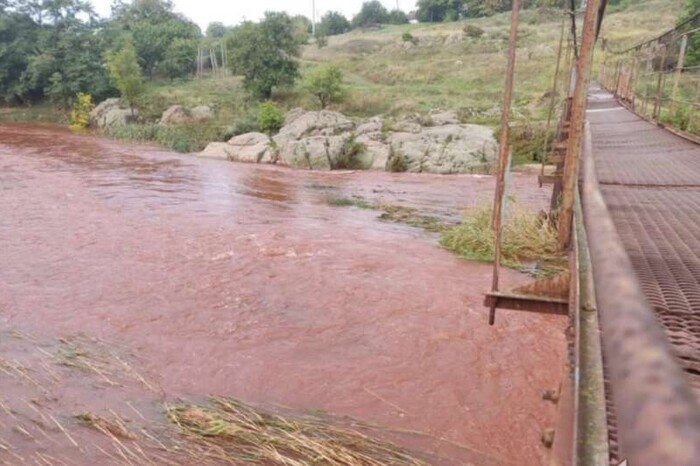 Місцева влада пояснила, чому вода у річці Інгулець почервоніла