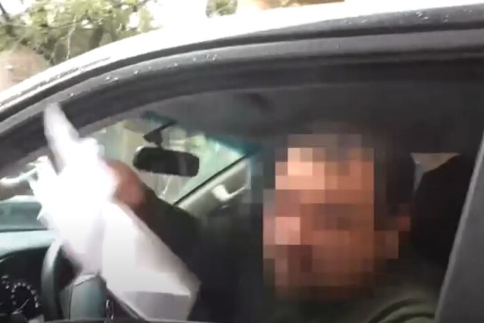 Звинувачений у хабарництві нардеп викинув обвинувальний акт з вікна авто (відео)