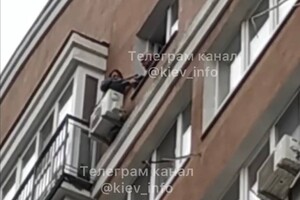 На Київщині жінка хотіла викинутись з вікна (відео)