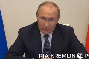 Путін та ручка. Диктатор дивно поводився, коли говорив про майбутнє Донбасу (відео)