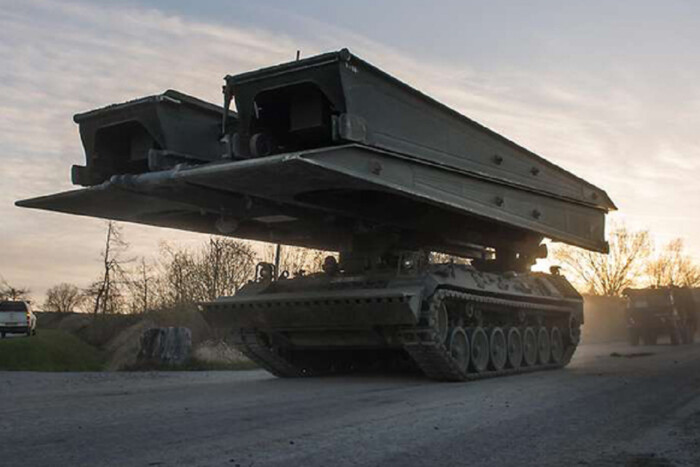 Німеччина передала Україні танкові мостоукладачі Biber