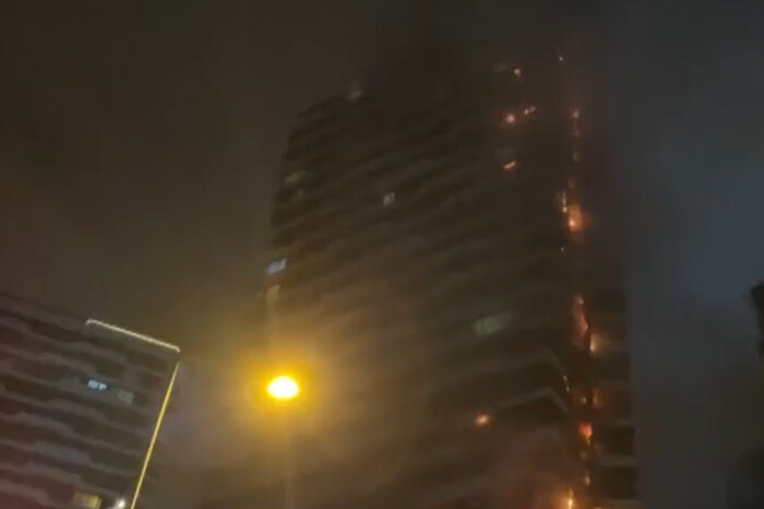 У Стамбулі спалахнув хмарочос. Мешканців евакуювано (відео)