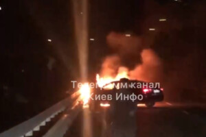 У Києві на Дарницькому мосту палає автівка (відео)