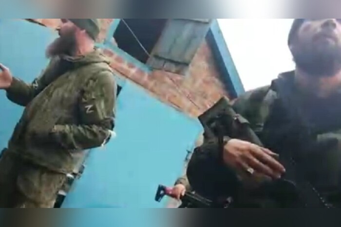 Прихильниця «руського міру» влаштувала істерику: кадировці пограбували її дім (відео)