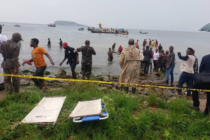 У Танзанії пасажирський літак впав в озеро: на борту було пів сотні людей (фото, відео)