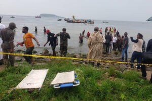 У Танзанії пасажирський літак впав в озеро: на борту було пів сотні людей (фото, відео)
