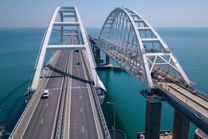 Рух Кримським мостом знову зупинився: що сталося