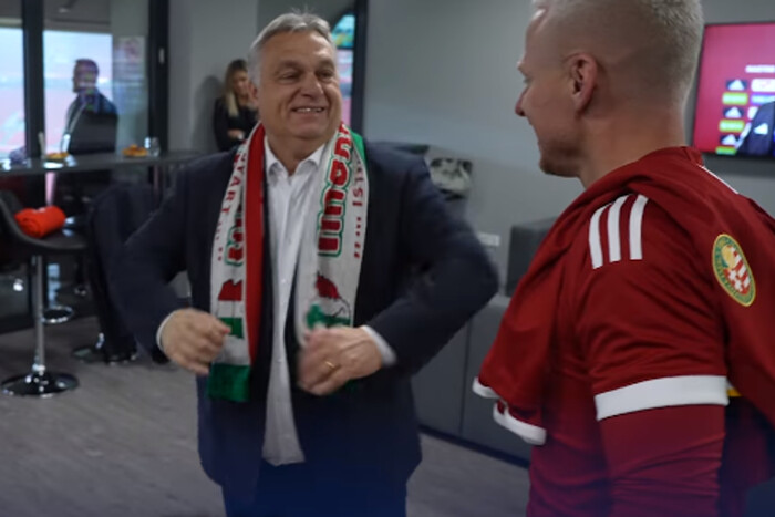МЗС Австрії висміяло Орбана за скандальний футбольний шарф