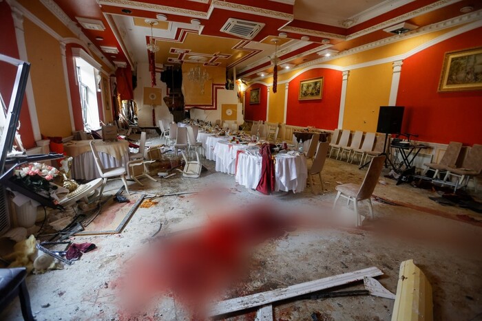 З’явилися фото обстріляного ресторану, у якому поранили Рогозіна