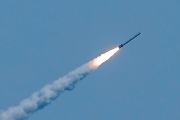 У мережі з'явилися кадри прольотів ракет над Київщиною (відео)