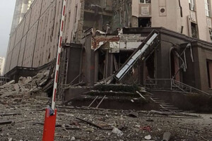 Вибухи у Києві: з’явилося відео зруйнованого ракетою готелю 