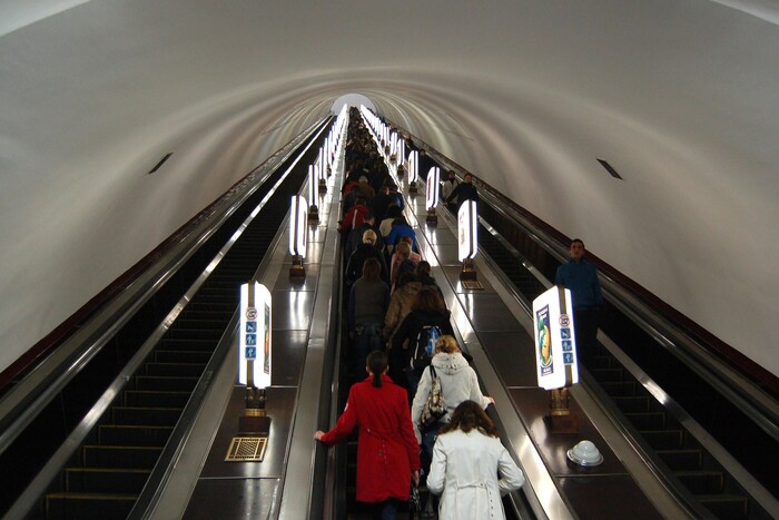 На коліях метро у Києві виявили уламки ракети 