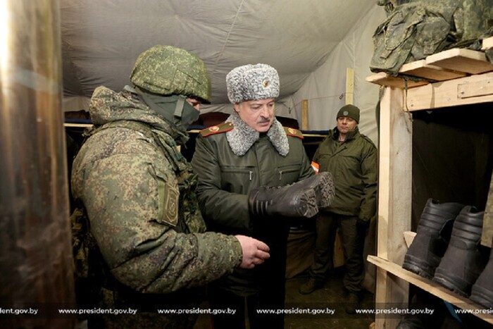 Лукашенко завітав до путінської армії та приніс подарунки (фото)