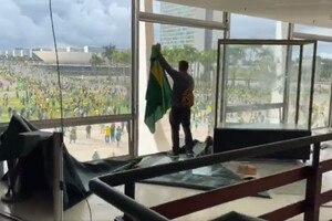 Прихильники експрезидента Болсонару штурмують Конгрес Бразилії (відео)