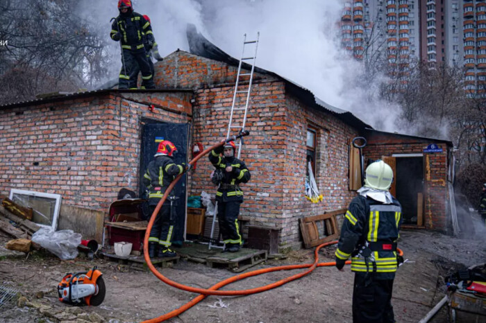 Пожежа у столиці: рятувальники винесли із полум’я чоловіка (фото)