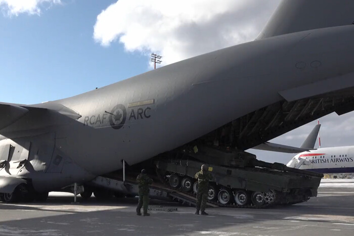 Летять леопарди: Канада звітує про відправку танків в Україну (відео)