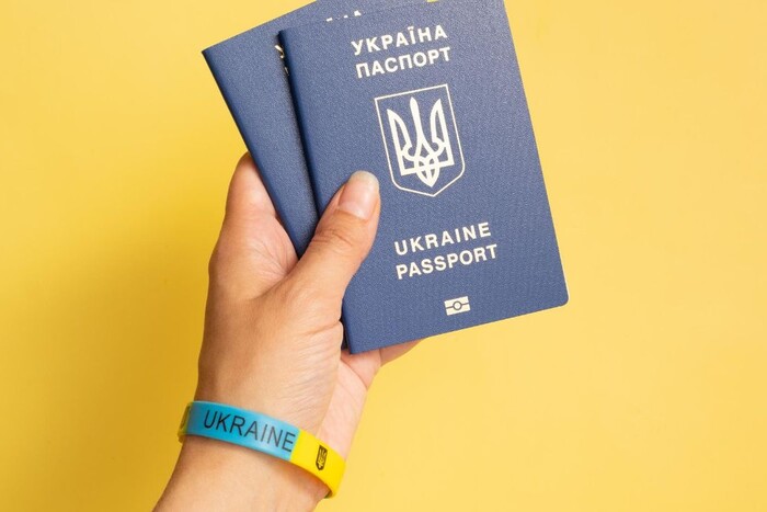 Кого Зеленський позбавив українського громадянства: перелік