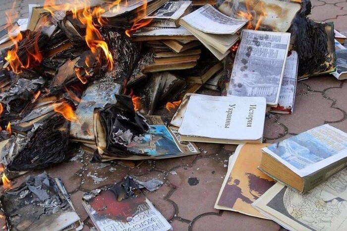 На тимчасово окупованих територіях росіяни спалюють українські книги 