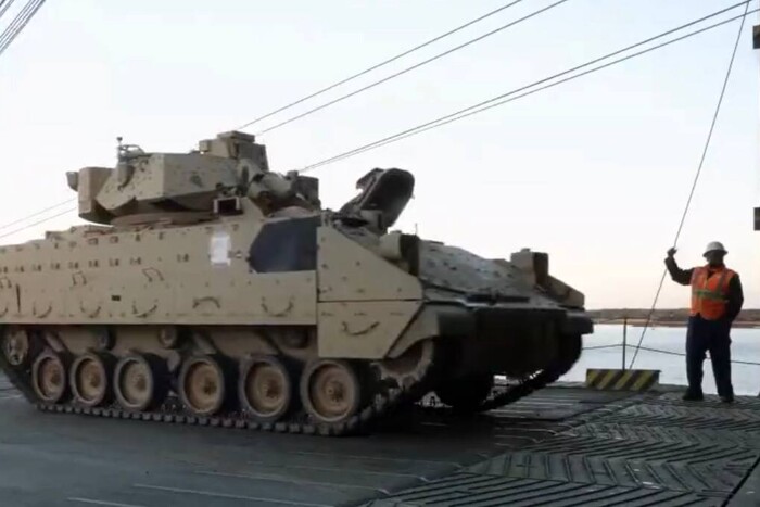 США показали, як відправляють Bradley в Україну (відео)