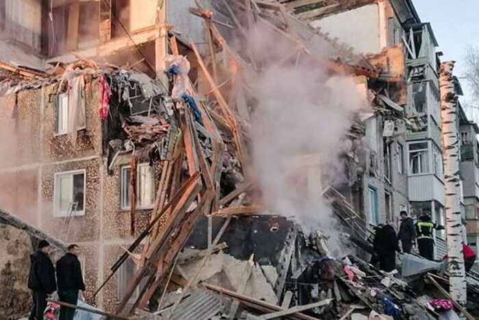 У Росії стався вибух у житловому будинку: обвалився під'їзд (відео)