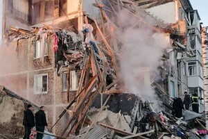 У Росії стався вибух у житловому будинку: обвалився під'їзд (відео)