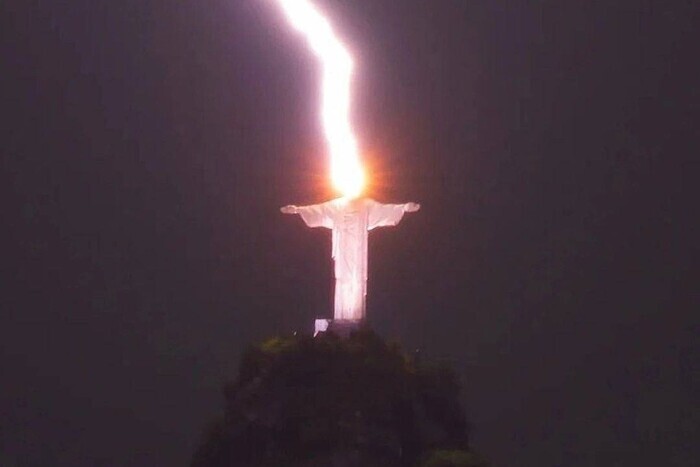В Бразилии молния попала в статую Христа-Спасителя: жуткие фото