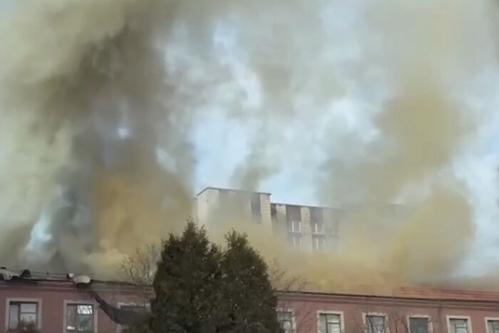 У центрі окупованого Донецька пролунав вибух, горить будівля прокуратури